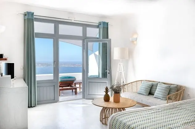 Premium Suite with cave heated plunge pool with jets