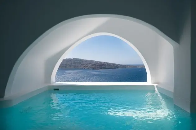 Premium Suite with cave heated plunge pool with jets