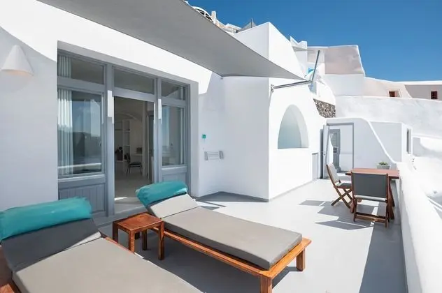 Premium Suite with cave heated plunge pool with jets