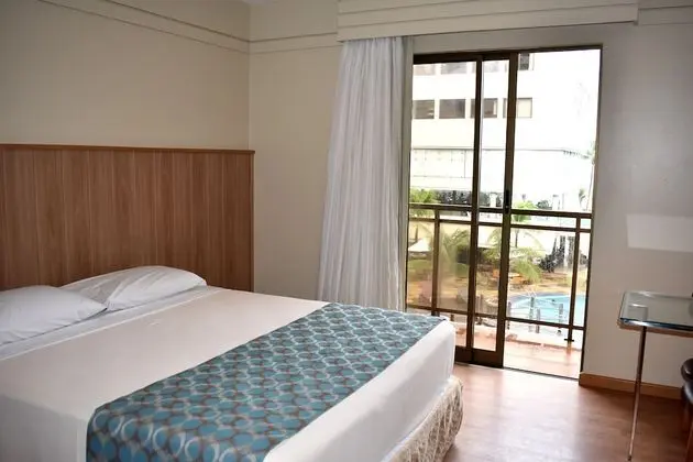 Quarto casal superior, vista para a piscina