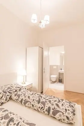 COSY FLAT/w. terrace near Naschmarkt and Centre