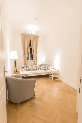 COSY FLAT/w. terrace near Naschmarkt and Centre
