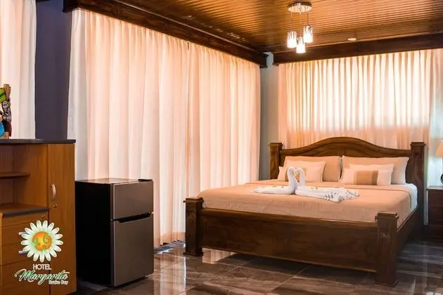 Luxury Tek Büyük Yataklı Oda, 1 Yatak Odası, Engellilere Uygun, Kısmi Deniz Manzarası