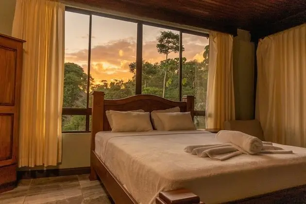 Luxury Tek Büyük Yataklı Oda, 1 Yatak Odası, Engellilere Uygun, Kısmi Deniz Manzarası