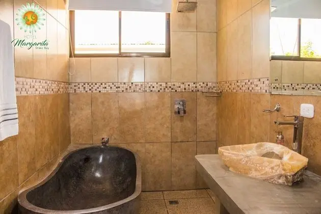 Luxury Tek Büyük Yataklı Oda, 1 Yatak Odası, Engellilere Uygun, Kısmi Deniz Manzarası