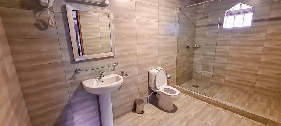 Üç Kişilik Oda, Sigara İçilmez, Bahçe Manzaralı