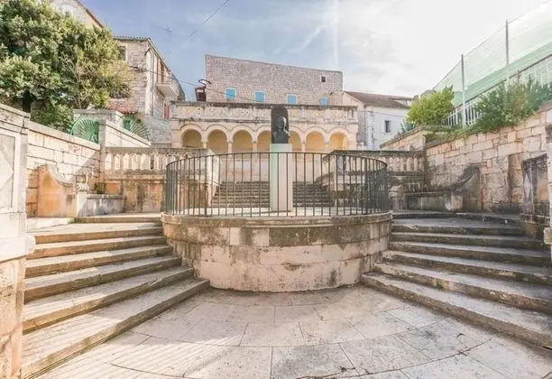 Apart Daire (Mari - great location 30m from the se)