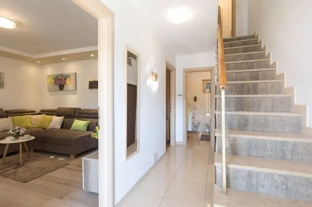 Ev (Mari - modern holiday house close to )