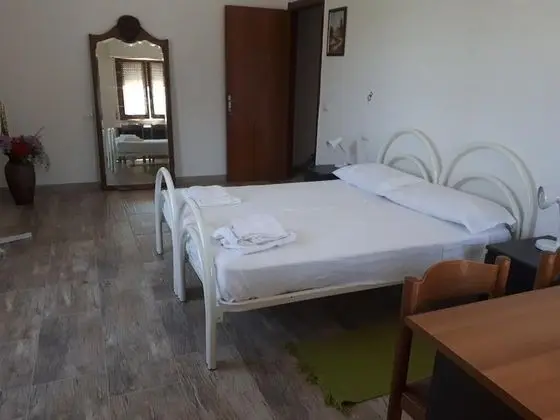 Tek Büyük veya İki Ayrı Yataklı Oda, Ortak Banyo