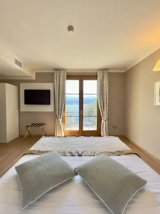 Junior Suite - Lake view with double balcony