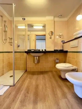 Junior Suite - Lake view with double balcony