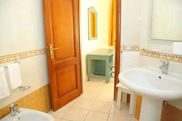 Tek Büyük veya İki Ayrı Yataklı Oda (with extra bed)