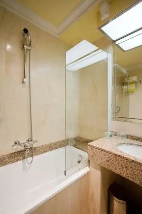 Büyük Yataklı Tek Kişilik Oda