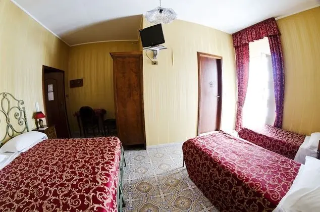 Üç Kişilik Oda