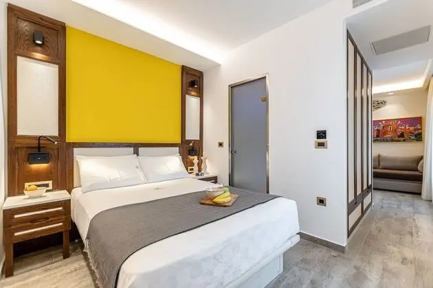 GOLD SUITE, JACUZZI, PARTIAL SEA AND CITY VIEW
