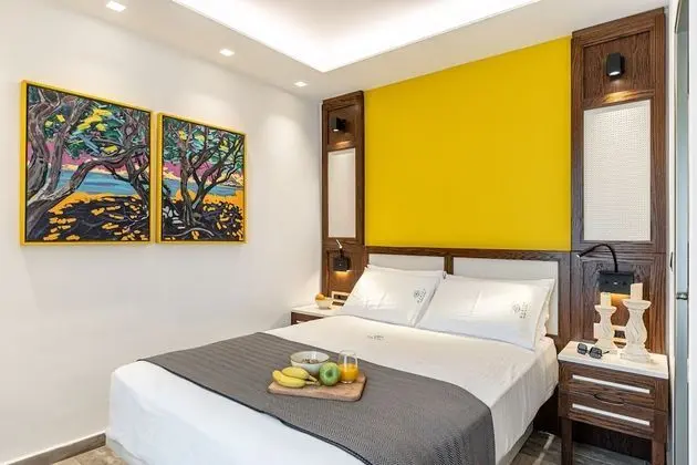GOLD SUITE, JACUZZI, PARTIAL SEA AND CITY VIEW