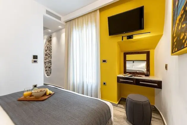 GOLD SUITE, JACUZZI, PARTIAL SEA AND CITY VIEW