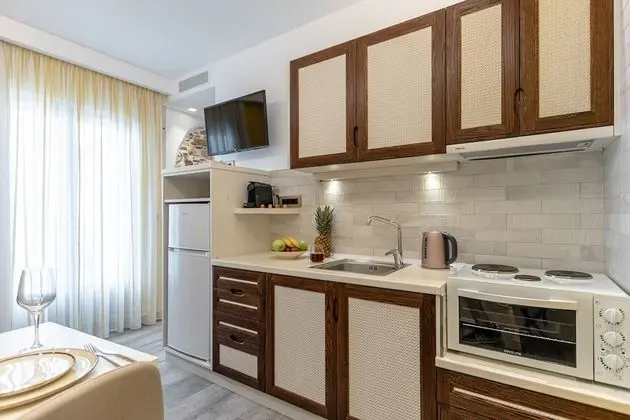 GOLD SUITE, JACUZZI, PARTIAL SEA AND CITY VIEW