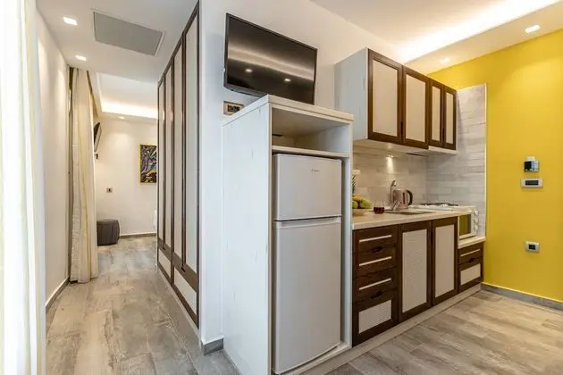 GOLD SUITE, JACUZZI, PARTIAL SEA AND CITY VIEW