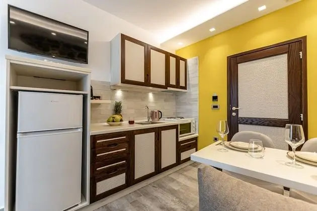 GOLD SUITE, JACUZZI, PARTIAL SEA AND CITY VIEW