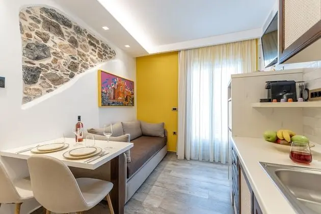 GOLD SUITE, JACUZZI, PARTIAL SEA AND CITY VIEW