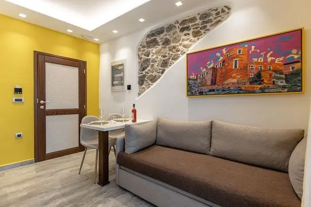 GOLD SUITE, JACUZZI, PARTIAL SEA AND CITY VIEW