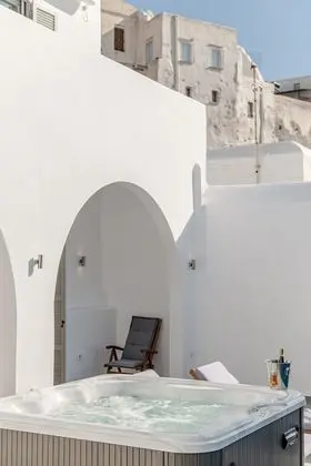 GOLD SUITE, JACUZZI, PARTIAL SEA AND CITY VIEW