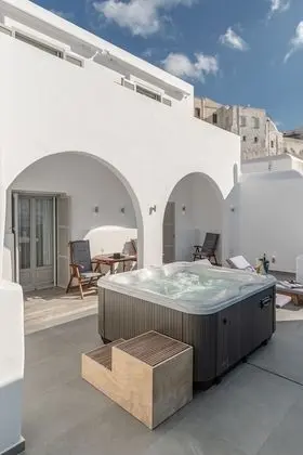 GOLD SUITE, JACUZZI, PARTIAL SEA AND CITY VIEW