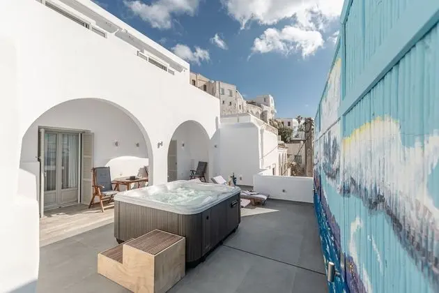 GOLD SUITE, JACUZZI, PARTIAL SEA AND CITY VIEW