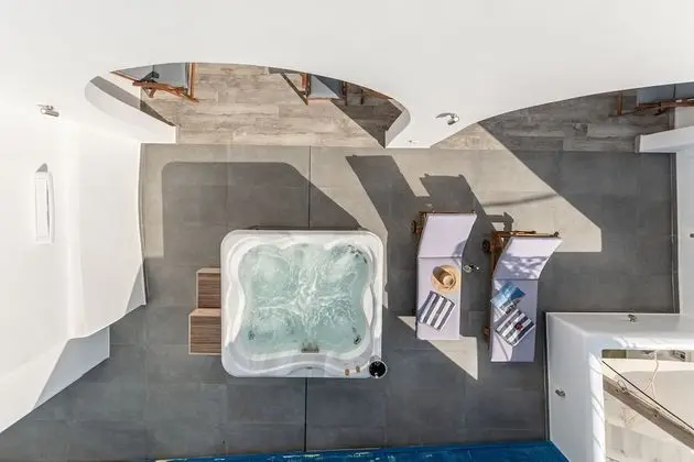 GOLD SUITE, JACUZZI, PARTIAL SEA AND CITY VIEW