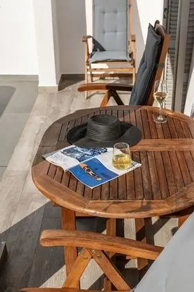 GOLD SUITE, JACUZZI, PARTIAL SEA AND CITY VIEW