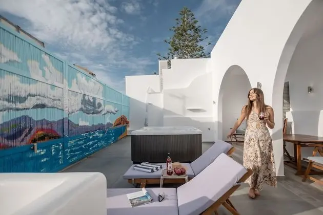 GOLD SUITE, JACUZZI, PARTIAL SEA AND CITY VIEW