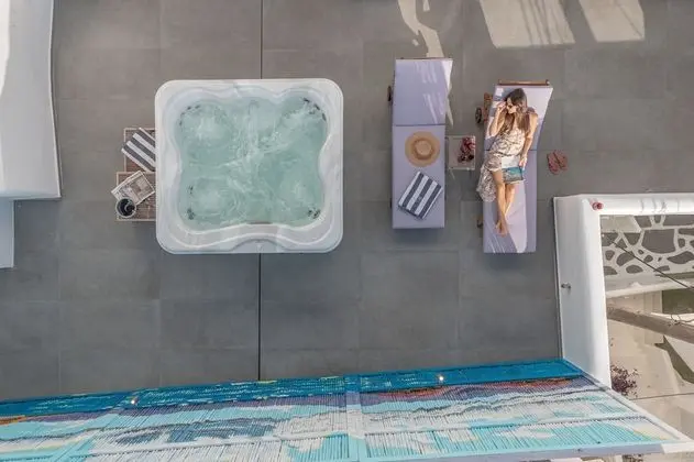 GOLD SUITE, JACUZZI, PARTIAL SEA AND CITY VIEW
