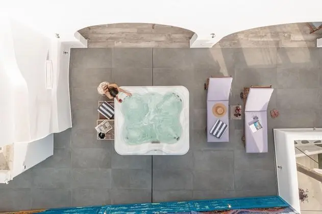 GOLD SUITE, JACUZZI, PARTIAL SEA AND CITY VIEW