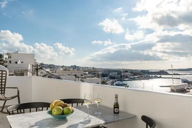 GOLD SUITE, JACUZZI, PARTIAL SEA AND CITY VIEW
