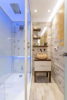 GOLD SUITE, JACUZZI, PARTIAL SEA AND CITY VIEW