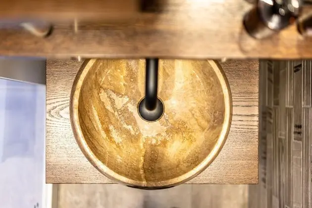 GOLD SUITE, JACUZZI, PARTIAL SEA AND CITY VIEW