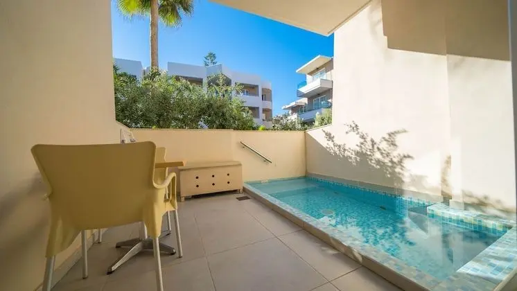Deluxe Tek Büyük Yataklı Oda (with Outdoor Jetted Tub)