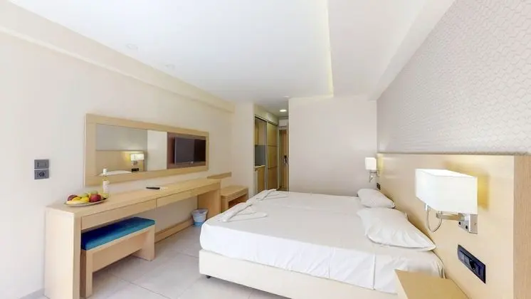 Deluxe Tek Büyük Yataklı Oda (with Outdoor Jetted Tub)