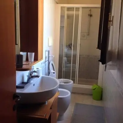 İki Ayrı Yataklı Oda, Ortak Banyo