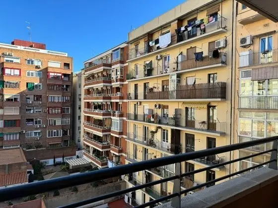 Apart Daire, 2 Yatak Odası, Balkon, Avlu Manzaralı