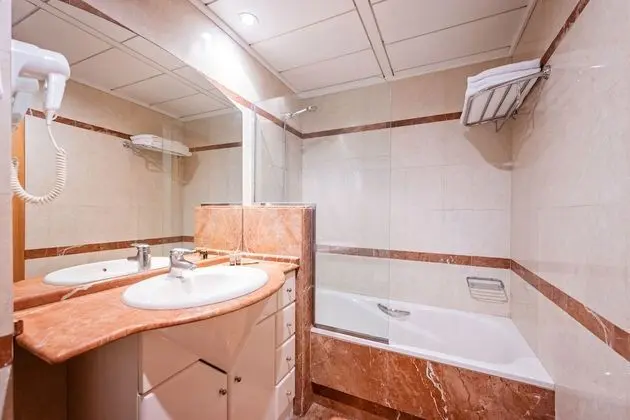 Apart Daire, 2 Yatak Odası, Balkon, Avlu Manzaralı