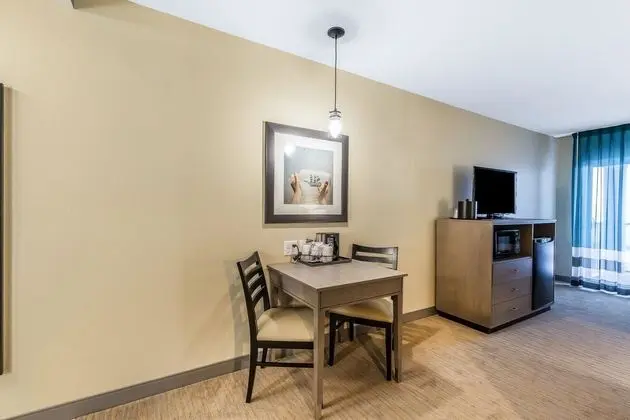 Deluxe Oda, 2 Büyük (Queen) Boy Yatak, Balkon, Kısmi Deniz Manzaralı