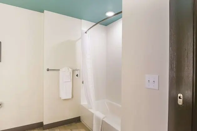 Deluxe Oda, 2 Büyük (Queen) Boy Yatak, Balkon, Kısmi Deniz Manzaralı