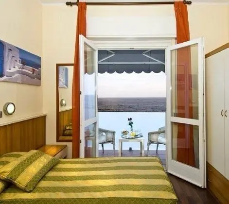 Tek Büyük veya İki Ayrı Yataklı Oda, Balkon, Deniz Manzaralı