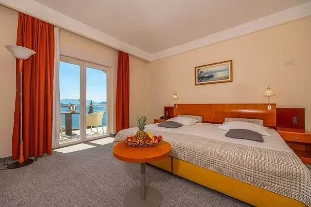 Tek Büyük veya İki Ayrı Yataklı Oda, Balkon, Kısmi Deniz Manzaralı