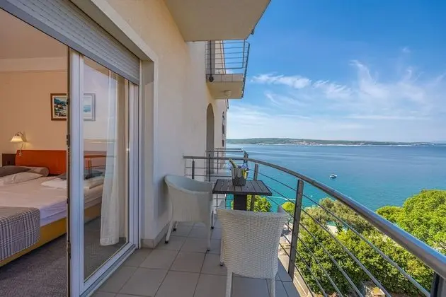 Tek Büyük veya İki Ayrı Yataklı Oda, Balkon, Kısmi Deniz Manzaralı