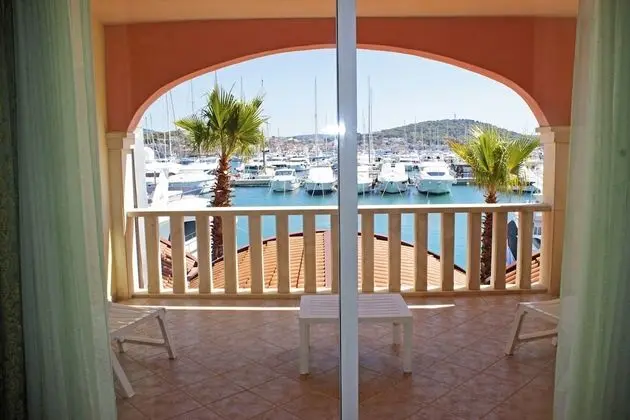 Comfort room with balcony