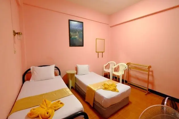 Twin Room, shared bathroom fan no balcony (202)