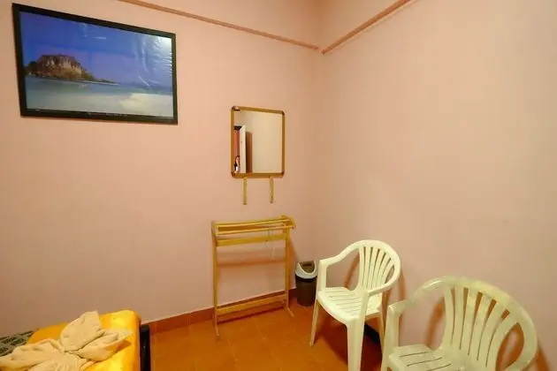 Twin Room, shared bathroom fan no balcony (202)